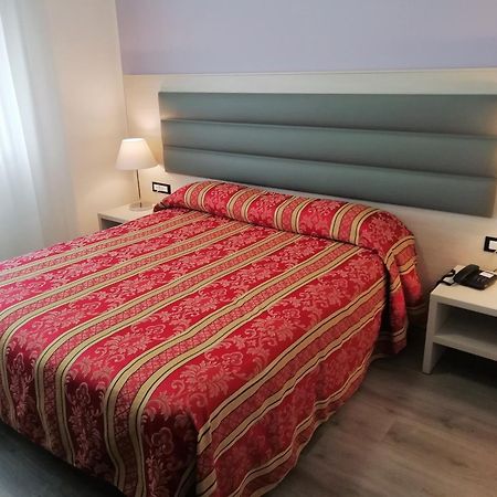 Hotel Kristall Сан-Дона-ді-П'яве Екстер'єр фото