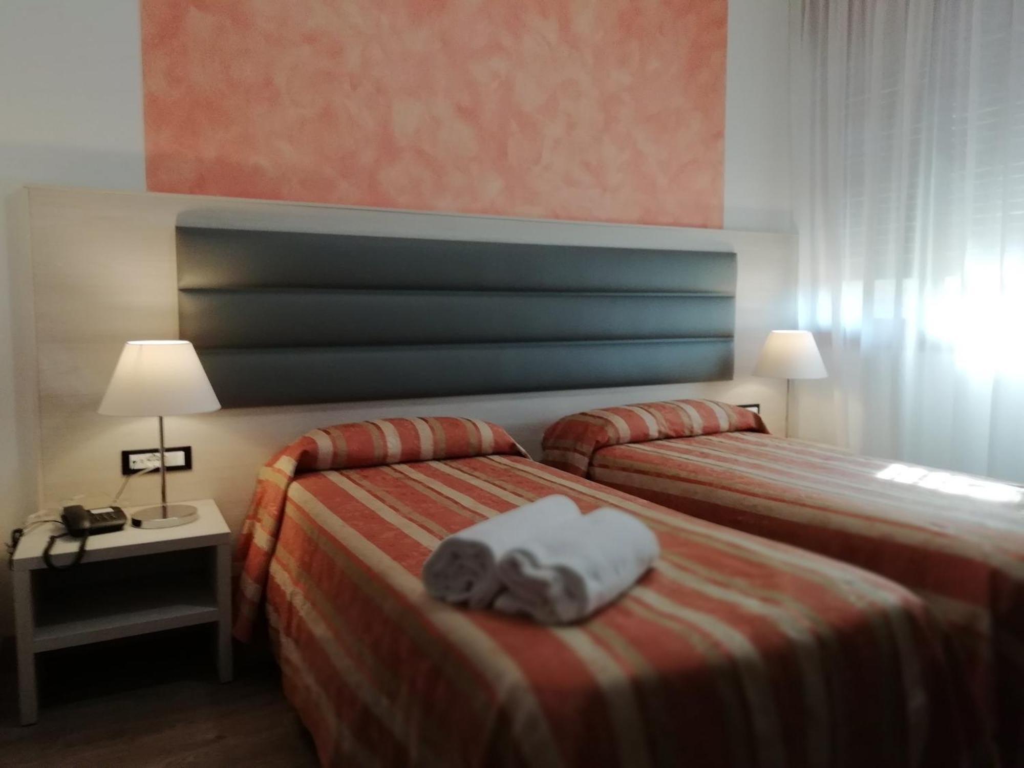 Hotel Kristall Сан-Дона-ді-П'яве Екстер'єр фото