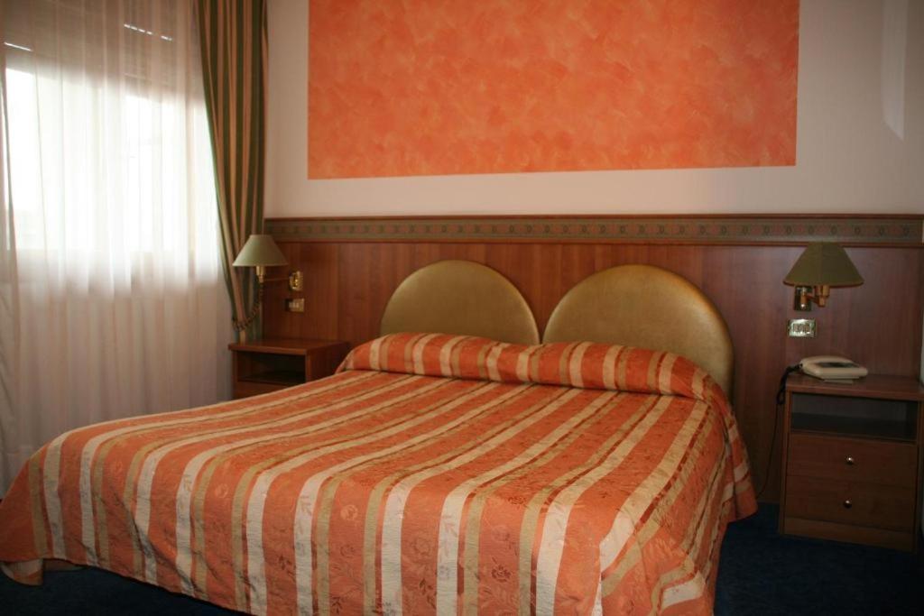 Hotel Kristall Сан-Дона-ді-П'яве Екстер'єр фото