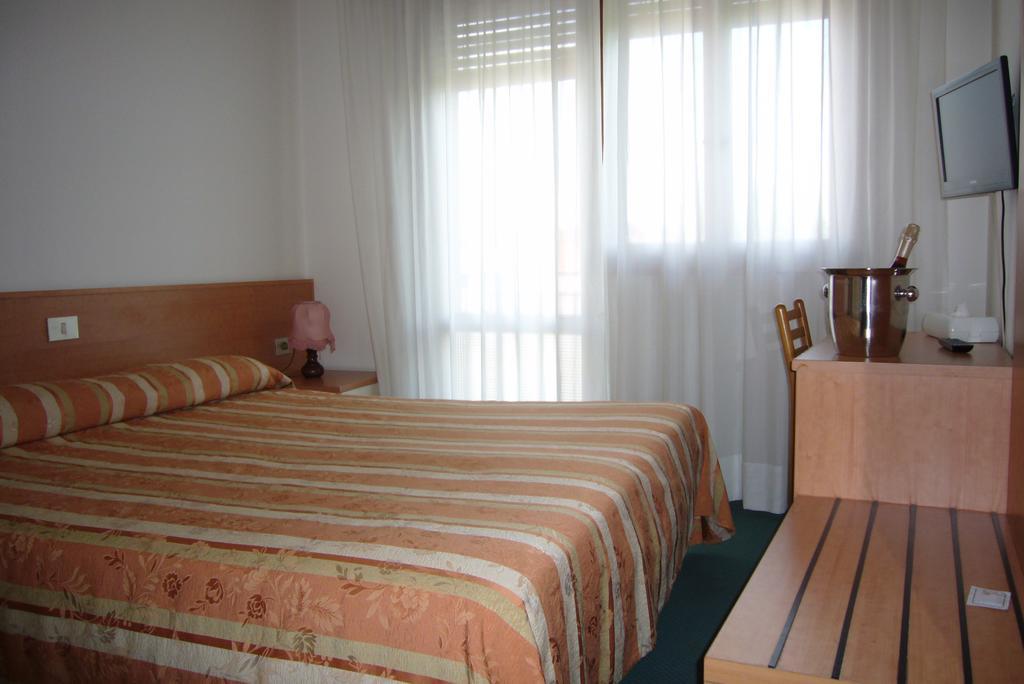 Hotel Kristall Сан-Дона-ді-П'яве Екстер'єр фото