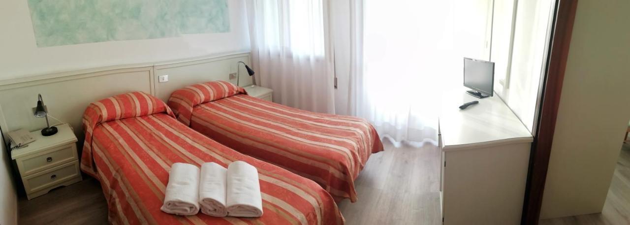 Hotel Kristall Сан-Дона-ді-П'яве Екстер'єр фото